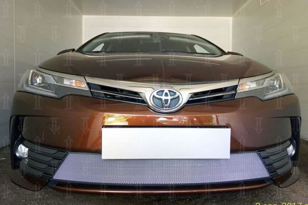 Защитная сетка радиатора Toyota Corolla (2016-н.в.)