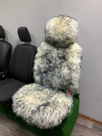 Меховая накидка на сиденье Белая с Черными перьями (на шкуре)